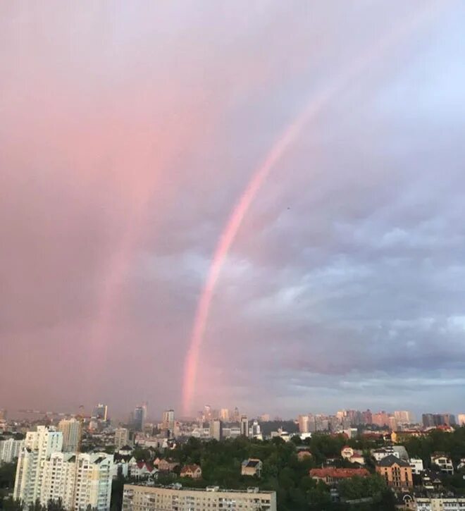 Rainbow event. Радуга над Киевом. Двойная Радуга редкое явление. Тройная Радуга. Тройная Радуга в Москве.