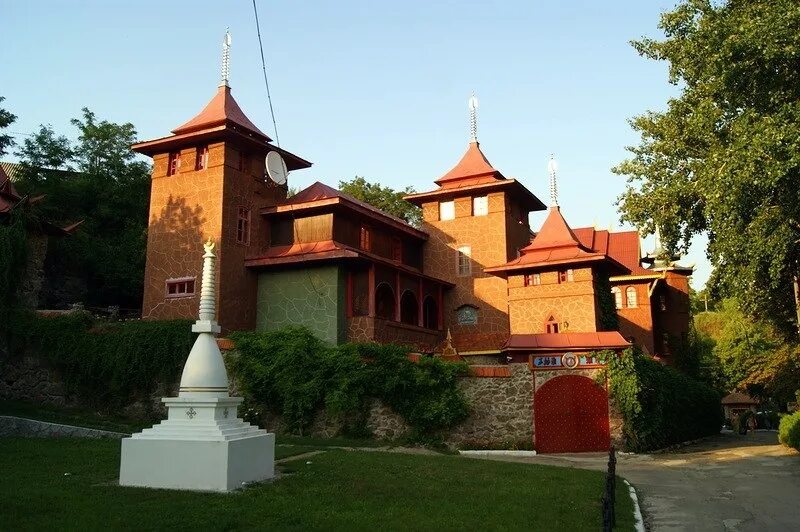 Fan temple. Буддийский храм в Черкассах. Белый Лотос Черкассы. Храм белого лотоса.