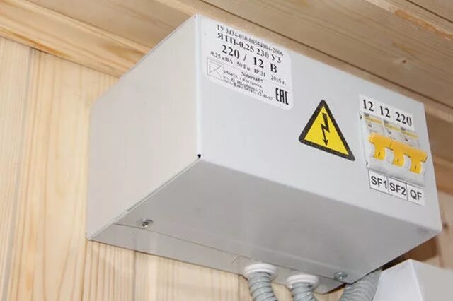 Как скрыть провода в парилке. Баня вольта в новочеркасске. Аварийное освещение от аккумулятора 12в. Светодиодная лента для бани в парилку. Мебельный светильник врезной светодиодный 220 вольт.