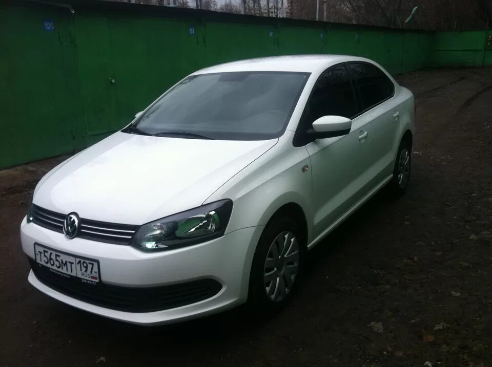 Тонировка поло. Поло седан тонировка 50 в круг. VW Polo тонировка передних 35. Поло седан белый в тонировке. Тонированный Фольксваген поло б3.