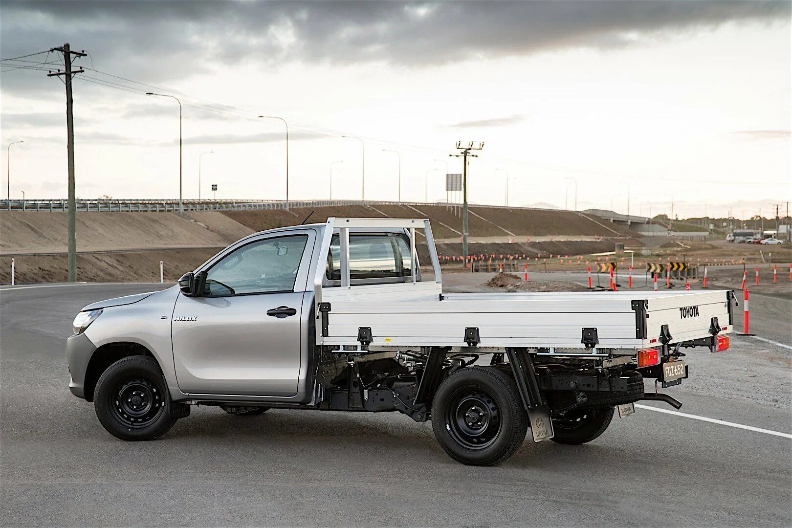 Toyota Hilux Single Cab. Тойота Хайлюкс грузовой бортовой. Тойота Хайлюкс 2015. Тойота Хайлюкс пикап грузовой бортовой.