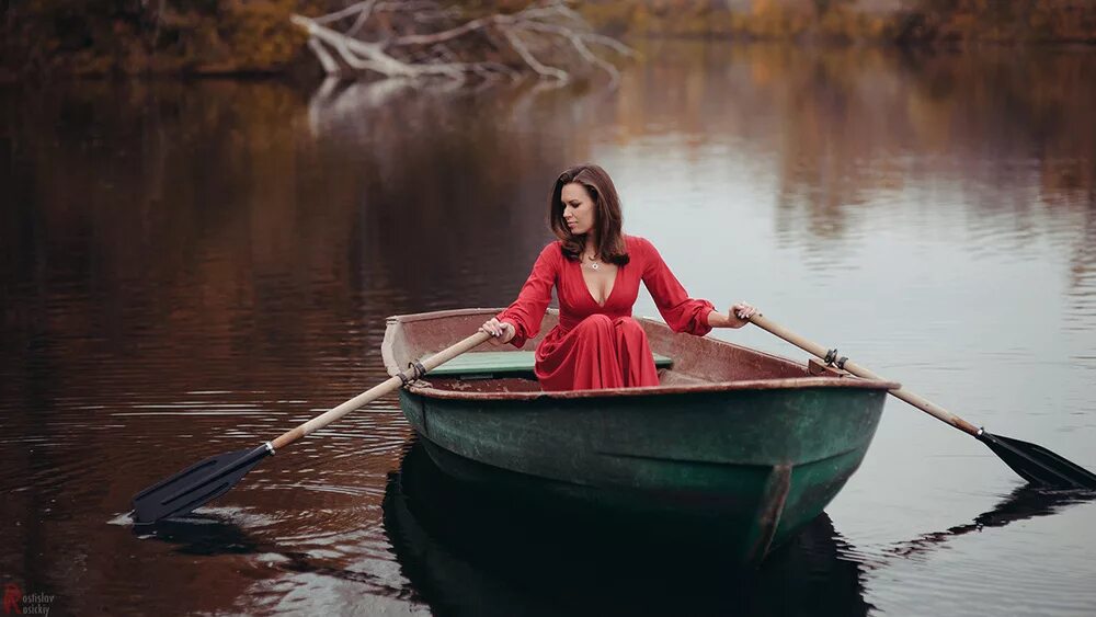 С какого числа можно плавать на лодке. Девушка в лодке. Фотосессия в лодке девушка. Лодка с веслами. Красивая девушка в лотке.