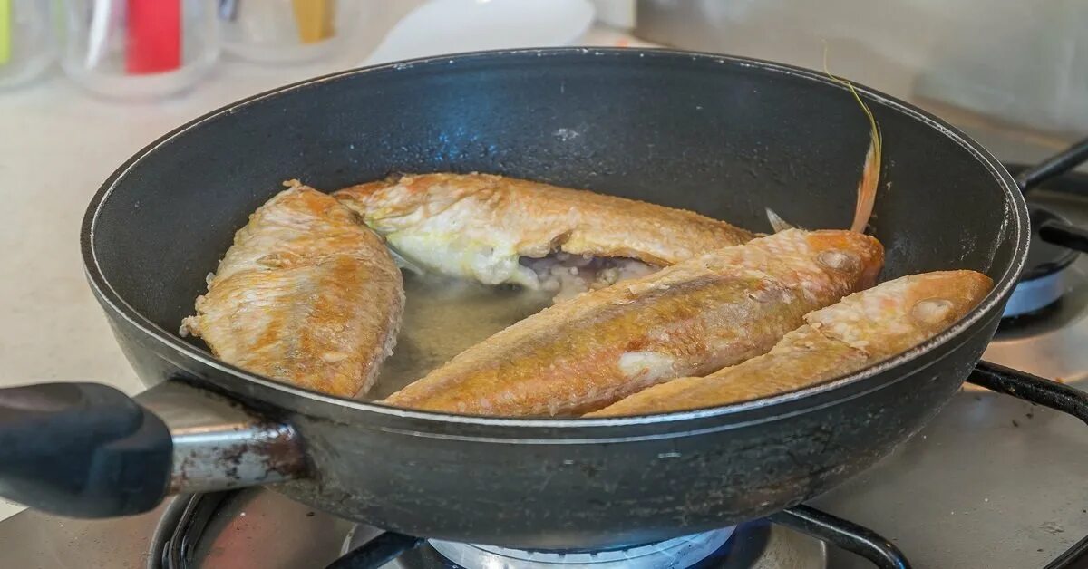Рыба для жарки. Сковорода для жарки рыбы. Жареная рыба домашняя. Самая вкусная жареная рыба.