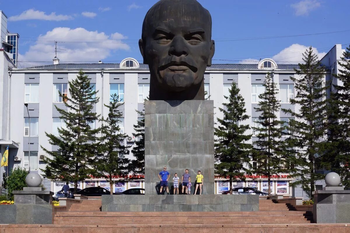 Ли улан удэ. Памятник Ленину (Улан-Удэ). Голова Ленина в Улан-Удэ. Ленин памятник Улан-Удэ Улан Удэ. Памятник Ленину в Улан Удэ на площади.