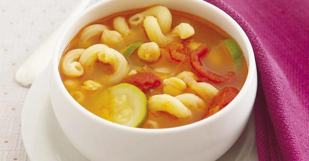 Суп паста с курицей. Макароновый суп. Суп с макаронами. Суп с макаронными изделиями. Суп картофельный с макаронными изделиями.