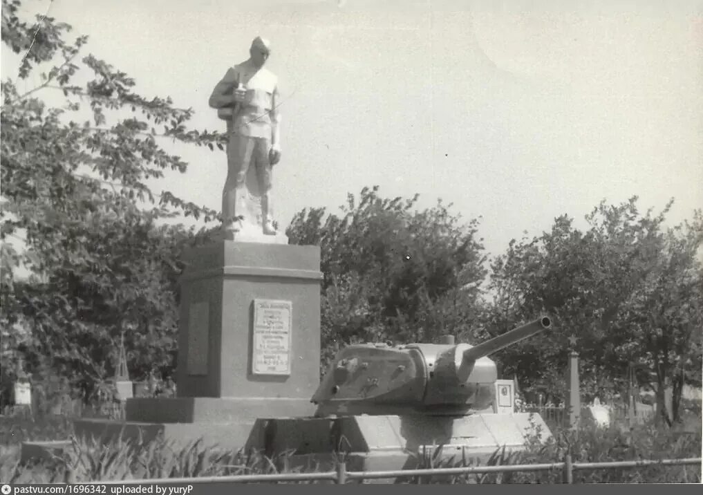 Жд зимовники. Поселок Зимовники. Памятники в поселке Зимовники. Улица Кольцевая Зимовники памятник. П Зимовники Ростовская область.