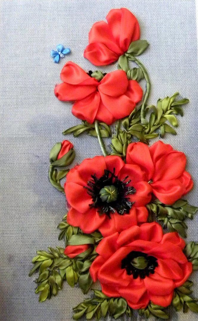 Вышивка атласными лентами маки. Вышивка лентами маков. Вышивка лентами маков. Вышивка лентами маков. Маки вышитые атласными лентами.
