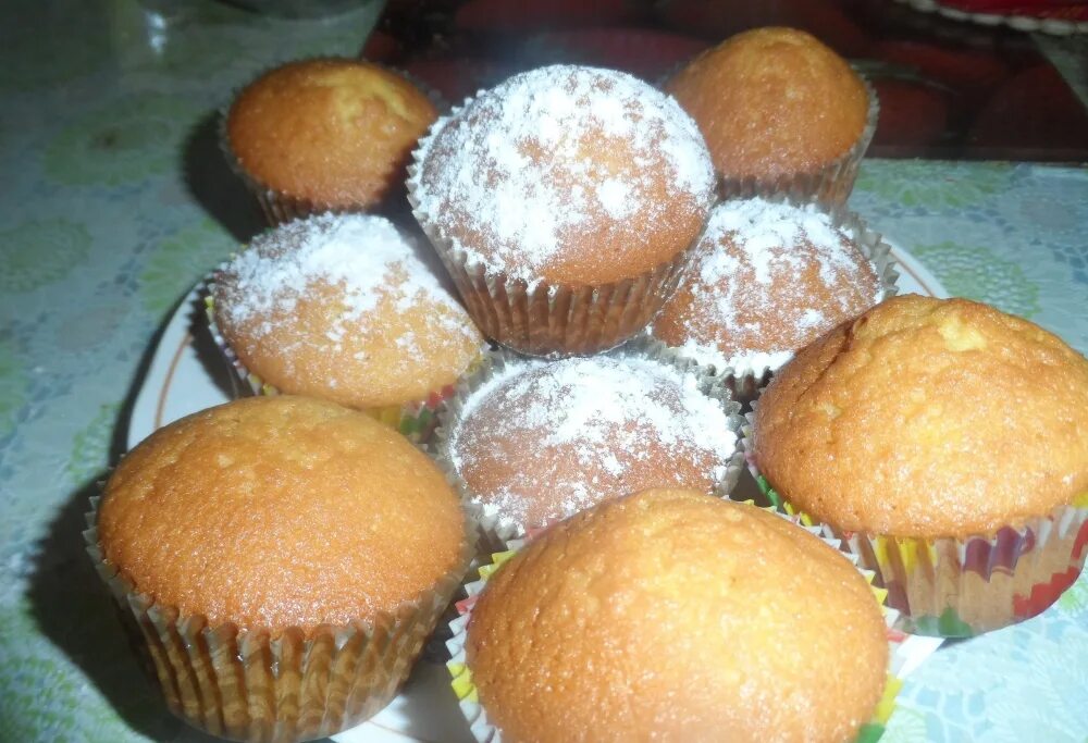 тесто для кексов. кекс со сгущенкой. кексы со сгущенкой в силиконовых формочках. кексы маффины со сгущенкой. маффин со сгущенкой.