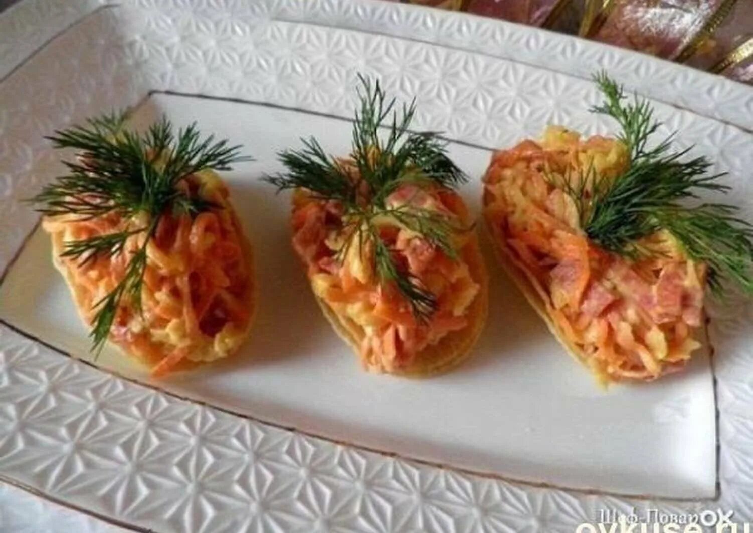 Закуска на чипсах. Закуска из чипсов. Закуски с корейской морковкой. Закуски из моркови на праздничный стол.