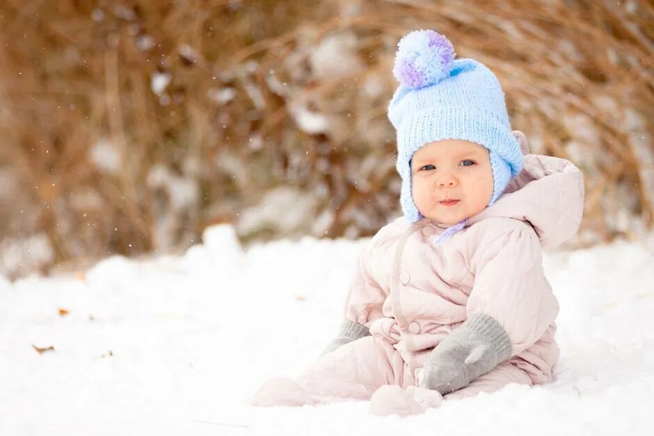 Пять месяцев зимы. Подобрать шапку малышу. Ребёнок 9 месяцев зима. Какие шапки подходят младенцам. 9 Месяцев ребенку фото зима.