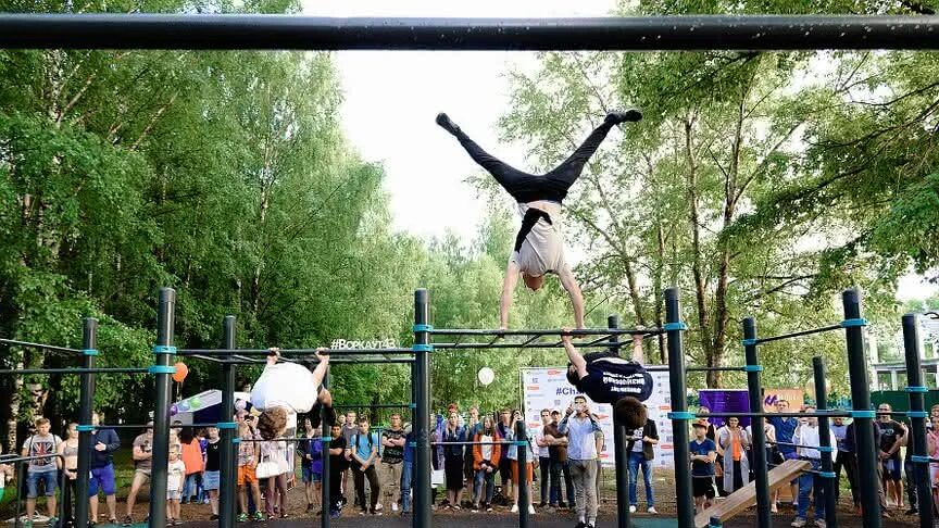 Площадка для воркаута киров парк имени кирова. Воркаут зона что это. Спортплощадка воркаут. Спортивная площадка. Спортивная площадка.