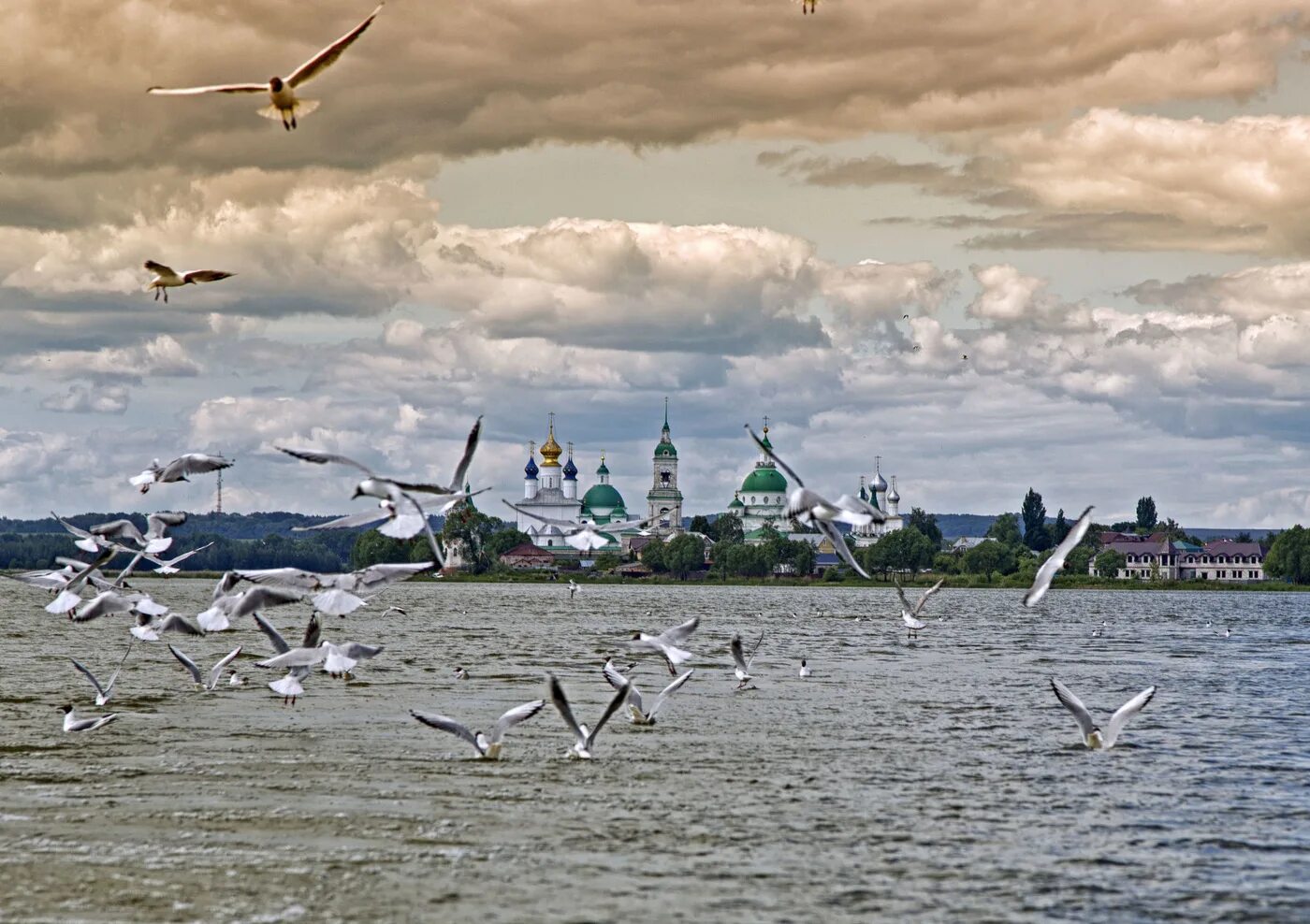 Ростов великий река. Озеро Неро Ростов. Озеро Неро в Ростове Великом. Озеро Неро Ростов Великий зимой. Ростов Великий озеро Неро фотографии.