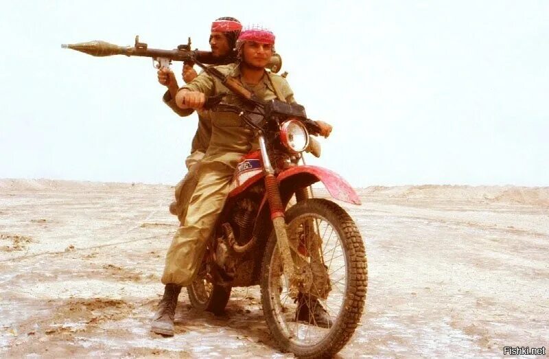 Мотоциклист стрелял. Мотоциклисты в ирано-иракской войне. Мотоцикл с оружием. Мотоциклы в сирийской войне. Боевики на мотоциклах в Сирии.