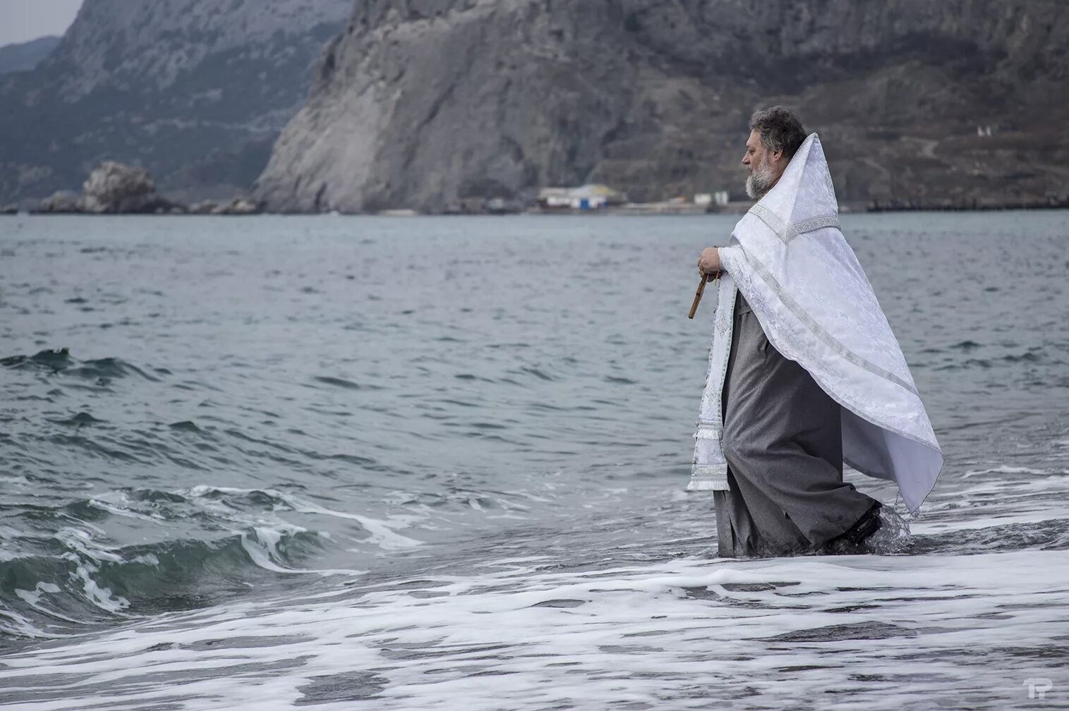 Крещение в Крыму. Крещенские купания в море. Море Крым купаться. Крестят в море в Крыму. Купание крым