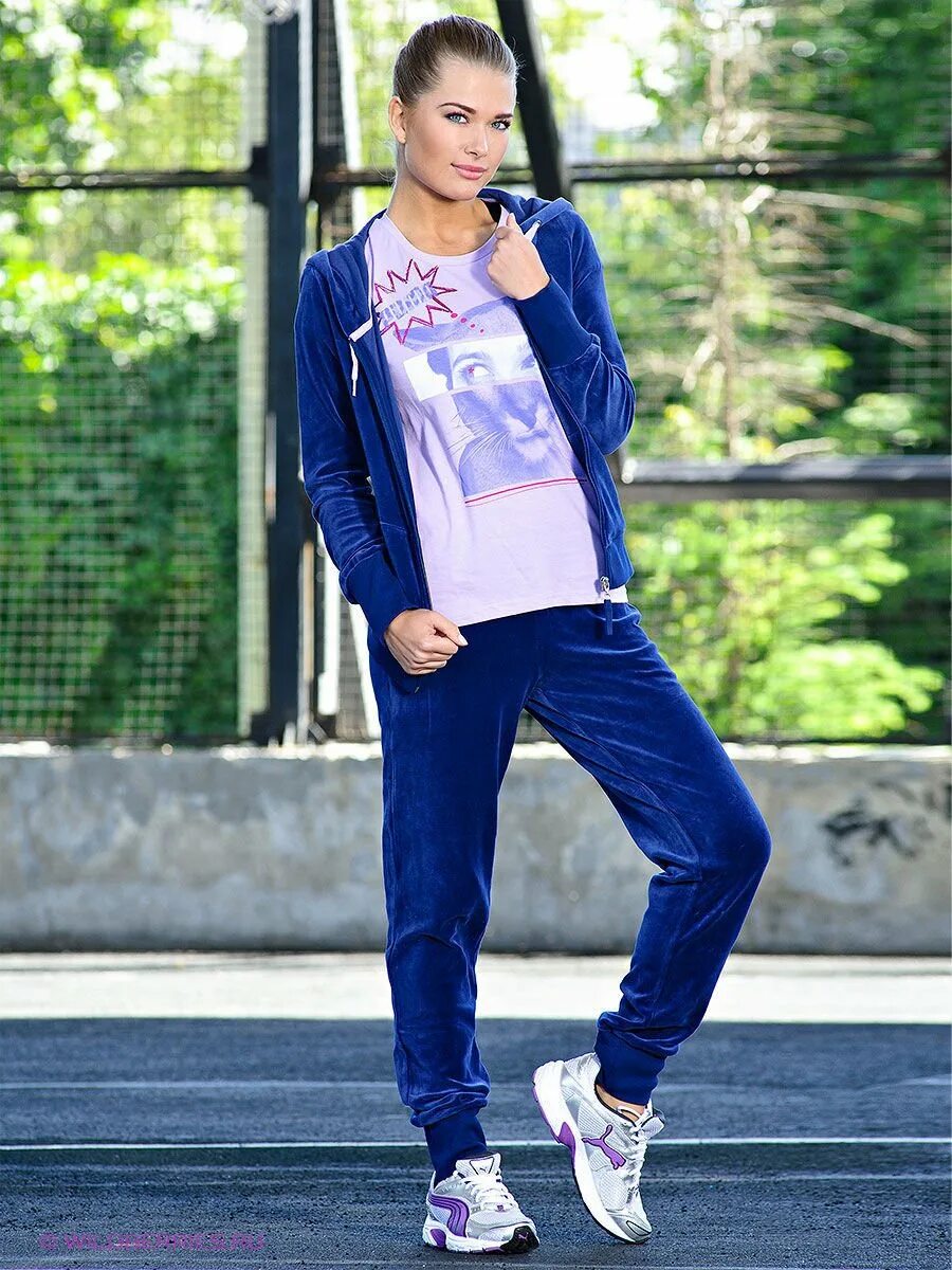 Костюм под спортивный. Обувь под спортивный костюм. спортивный костюм с кроссовками. кроссовки под спортивный костюм женский. кроссовки к спортивному костюму женский.