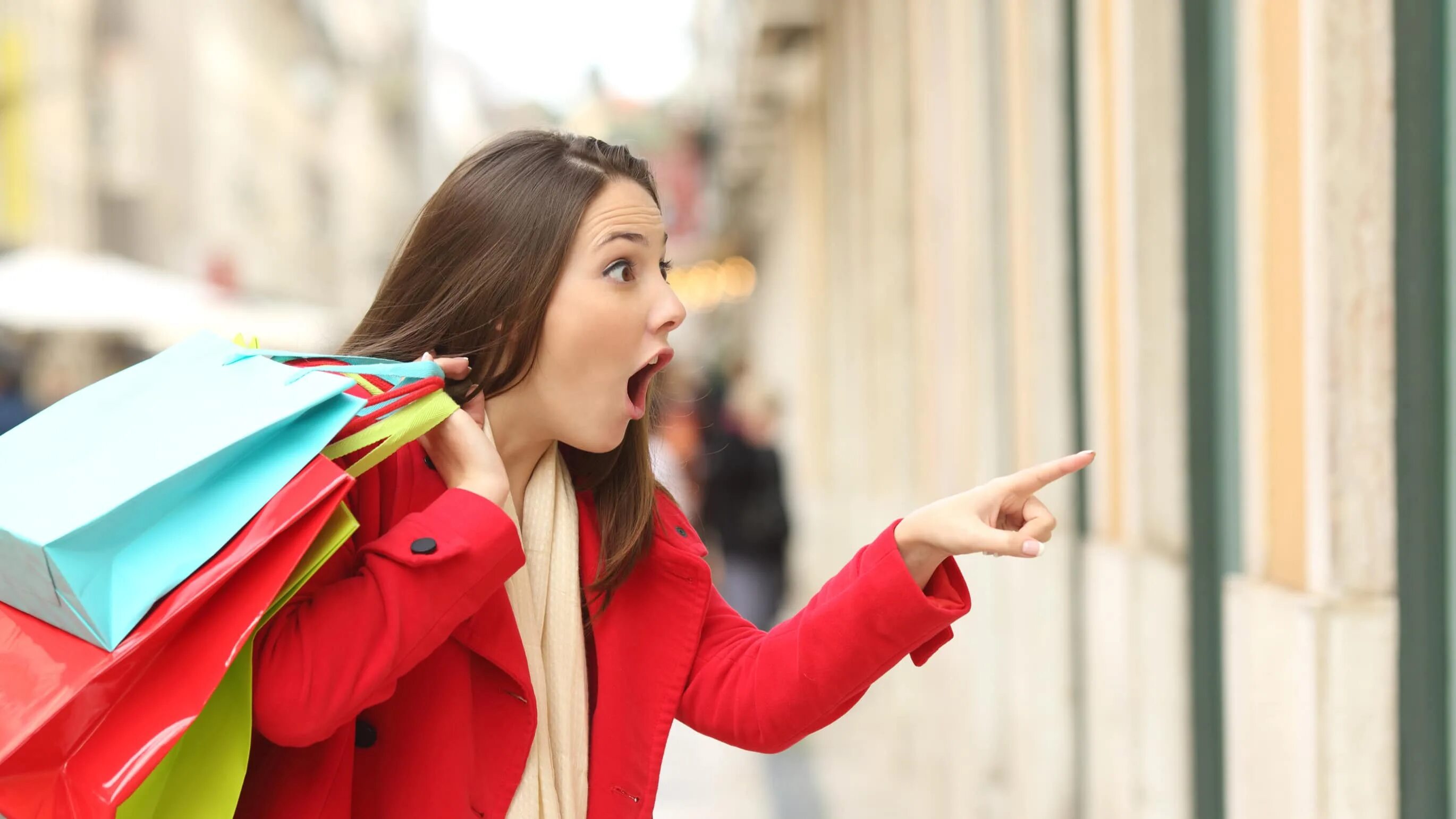 женщина в супермаркете. удивить покупателя. девушка покупатель. удивить покупателя. недовольный покупатель.