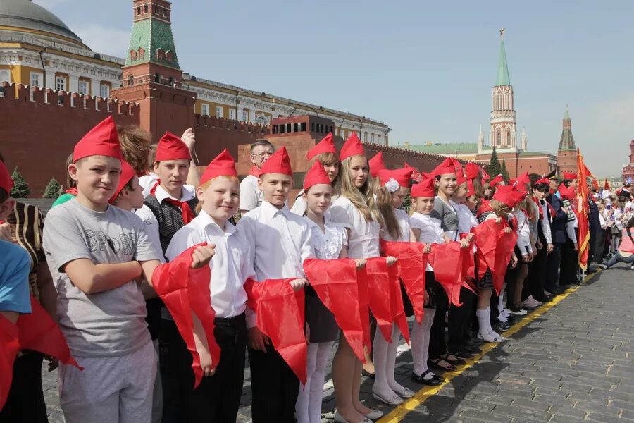 Пионеры КПРФ. Пионер красная площадь КПРФ. Пионеры на красной площади. Современные пионеры. Пионерия в россии