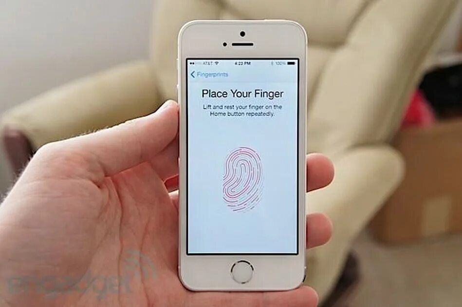 Есть ли отпечаток на айфоне. Отпечаток пальца на айфон. Айфон 5 отпечаток пальца. Отпечатки пальцев на айфоне. Айфон с отпечатком.