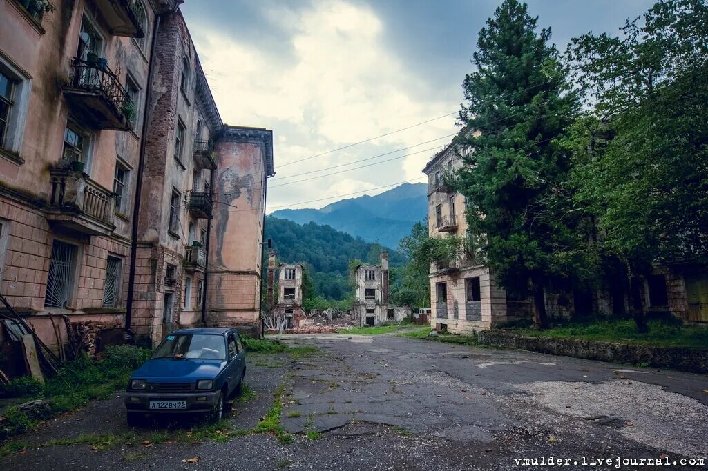 Джантуха город-призрак в Абхазии. Ткварчели город призрак. Ткварчели город в Абхазии до войны. Абхазия горы в Ткварчели.