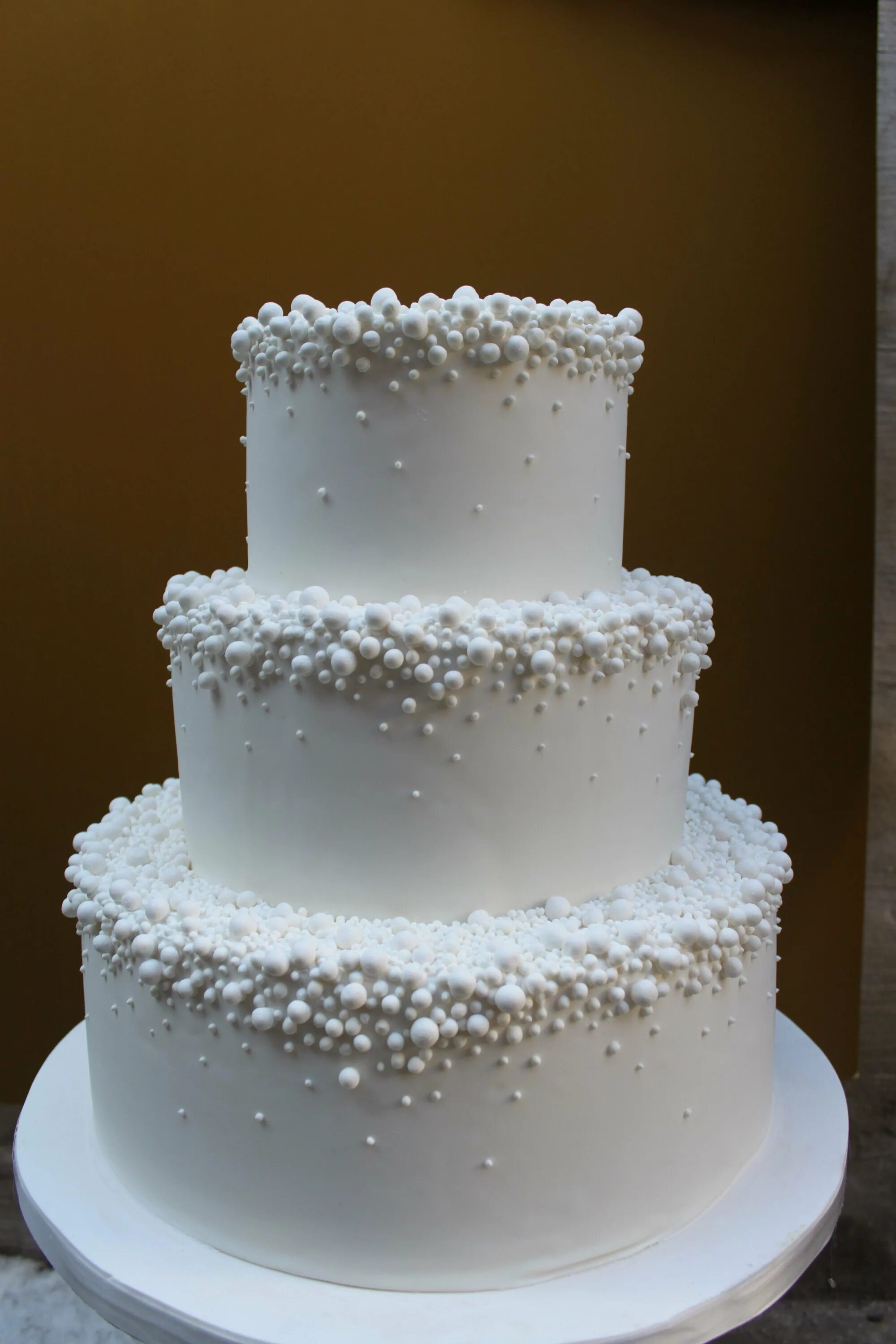 Торт с бусинками. Красивые двухъярусные торты. Украшение свадебного торта. Свадебный торт с бусинками. Свадебный торт с бусинами.