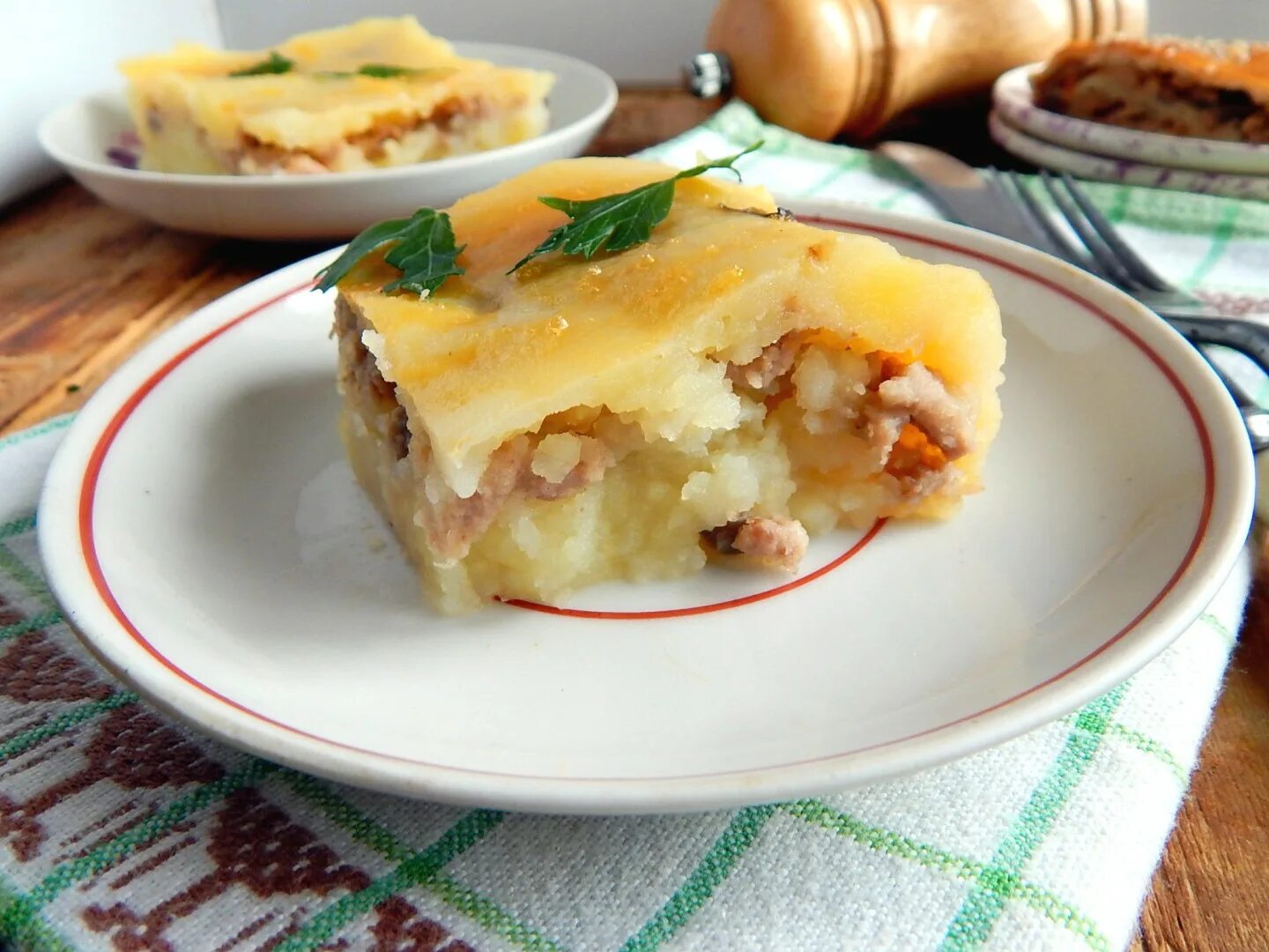 Запеканка с фаршем и картофелем пюре. Картофельная запеканка с фаршем. запеканка с фаршем и картофелем. запеканка с мясом и картошкой. мясная запеканка с картофелем.