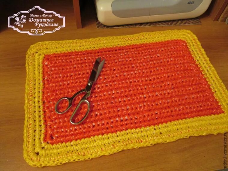 Коврик из ниток для мочалок. Коврик из полипропиленовой пряжи. Коврик из полипропиленовой нити крючком. Коврик из полипропиленовых ниток. Квадратные коврики из пакетов.