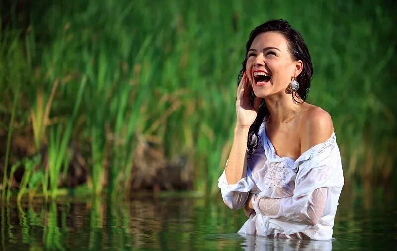 Фотосессия у реки. Образы для фотосессии в воде. Девушка у реки. Счастливая женщина. Девушка русская вода