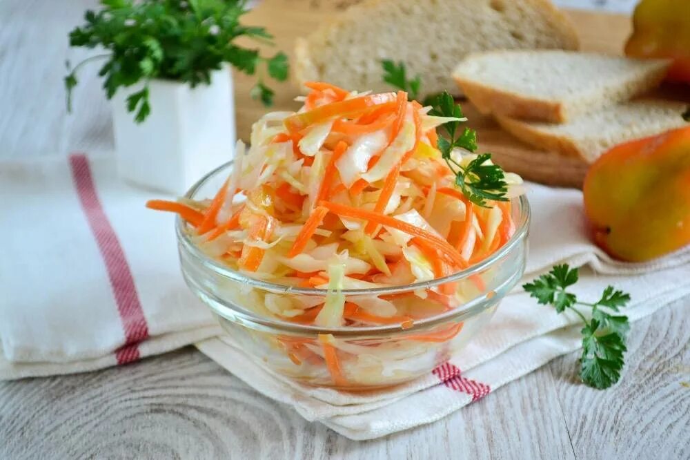 Капуста морковь болгарский перец уксус сахар. Капуста квашеная провансаль. капуста провансаль классический. салат капуста провансаль. салат из квашеной капусты провансаль.