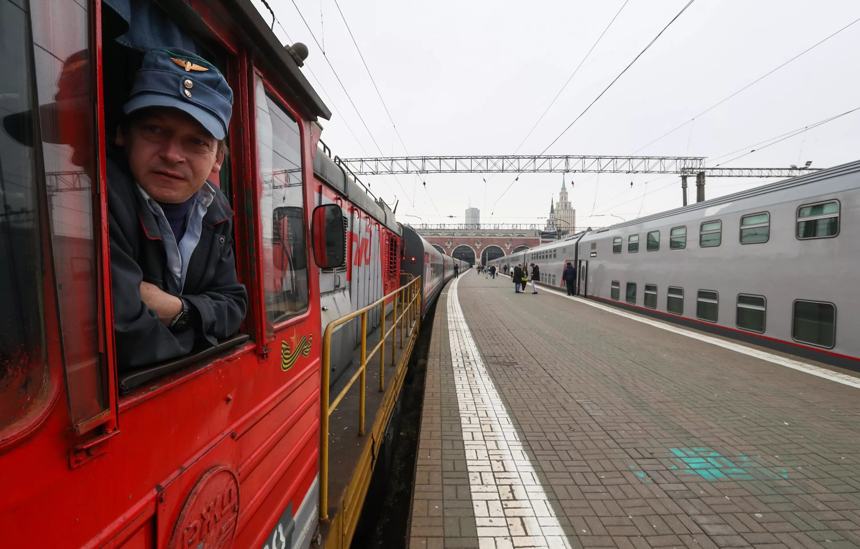 Сколько времени едет поезд по крымскому мосту. Крымский мост поезд Гранд сервис. Поезд Гранд сервис экспресс Крымский мост. Поезд прибывает. Поезд Москва.