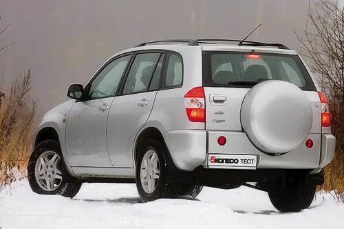 Toyota rav4 и chery tiggo. Чери тигго тойота рав 4. Toyota rav4 и chery tiggo. Чери тигго тойота рав 4. Чери тигго тойота рав 4.