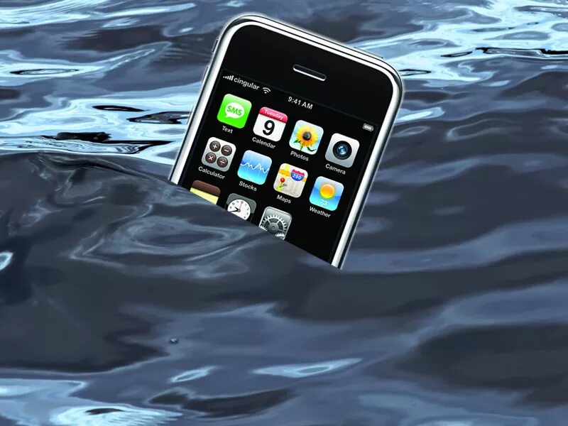 Удаление воды айфон. Айфон в воде. Смартфон в воде. Iphone упал в воду. Айфон в воде уронила.