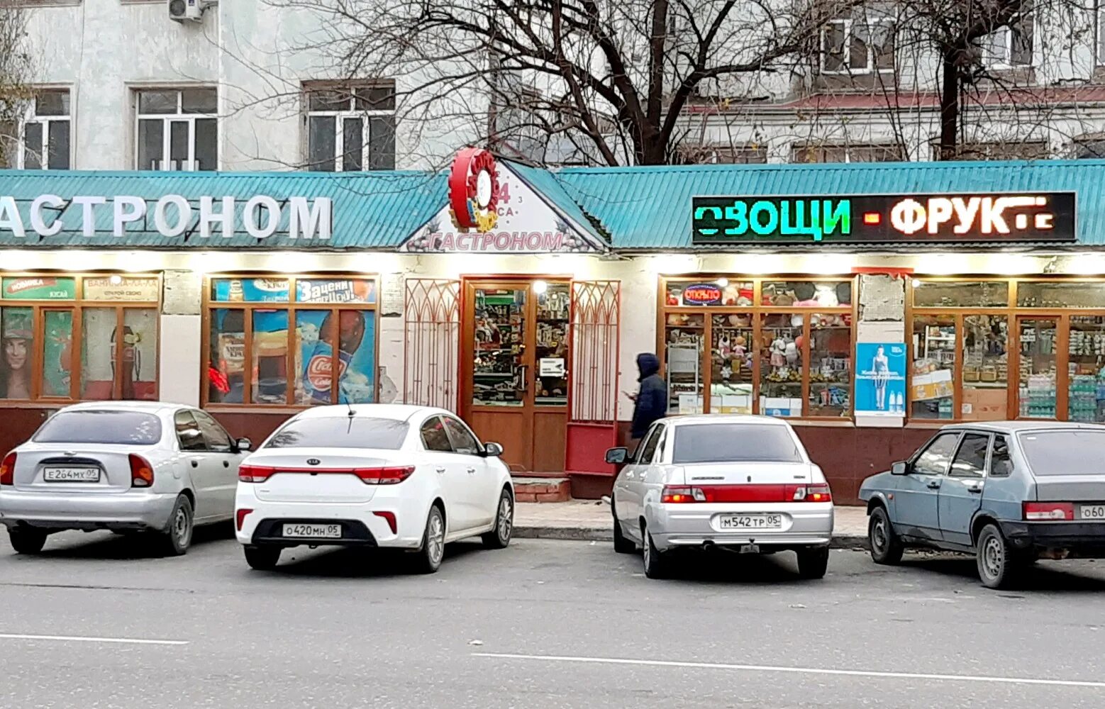 Махачкала часовой. Проспект Расула Гамзатова Махачкала. Проспект Расула Гамзатова 24. Проспект Расула Гамзатова 115 Махачкала. Гастроном 66 в Махачкале.