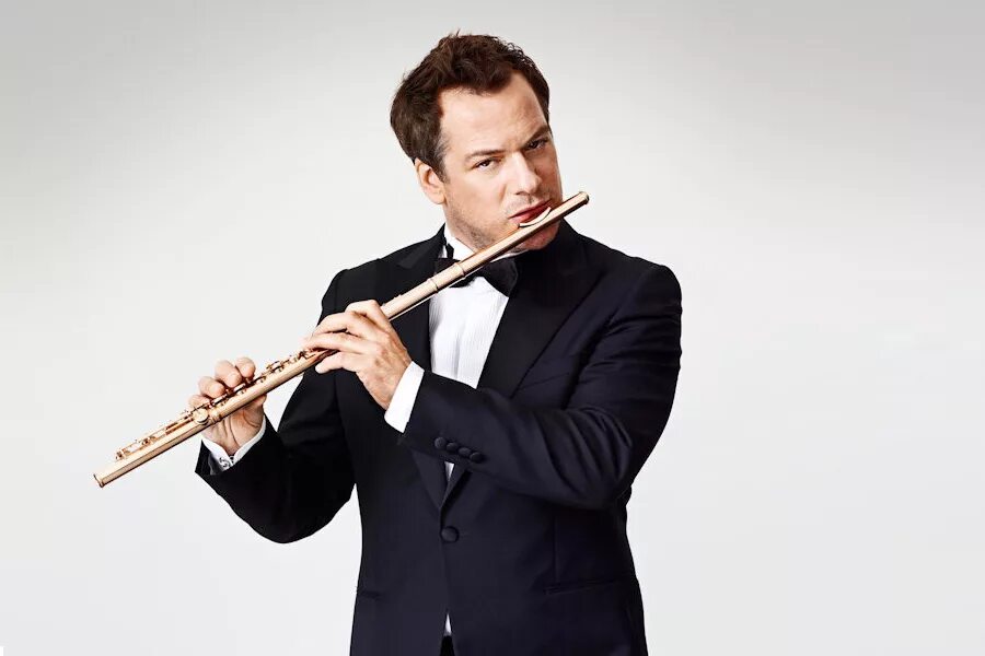 Emmanuel Pahud. Флейтист паю. Музыкант с флейтой. Человек с музыкальным инструментом. Человек играющий в оркестре