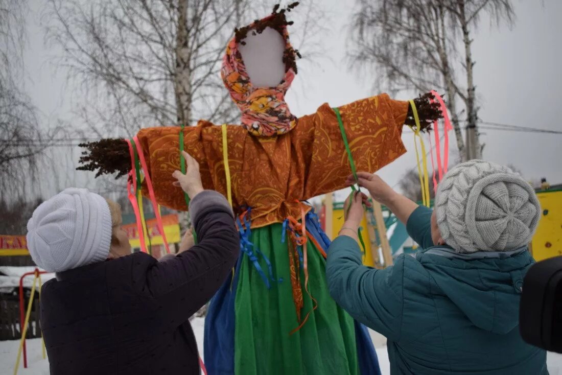 Музыка для эстафет на масленицу. Чучело на Масленицу. Украшения на Масленицу. Украсить на Масленицу. Чучело зимы.