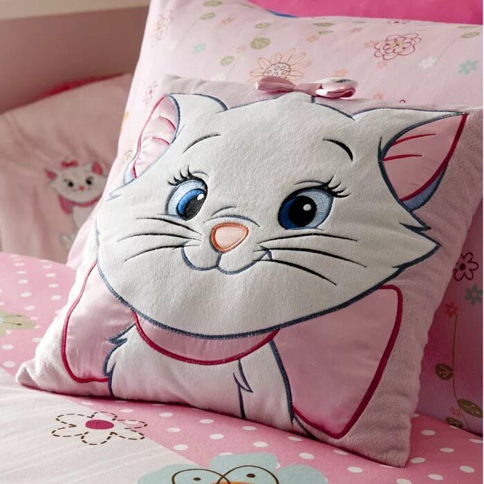 Характер кошки по подушечкам. Подушка котик. Подушка кошка. Кошечка Мари на подушке. Подушка киска.