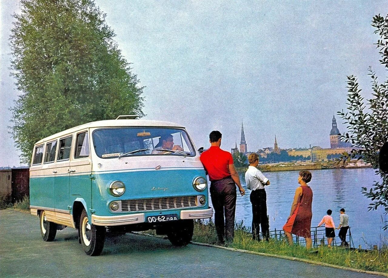 РАФ-977 микроавтобус. Микроавтобус РАФ 1968. РАФ машина 977. Советские автомобили РАФ 977. Советская идет машина