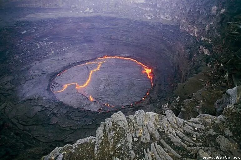 Исландия вулканическое плоскогорье. Вулкан эрта але эфиопия. Лавовое озеро эфиопия эрта але. Щитовой вулкан. Щитовой вулкан.