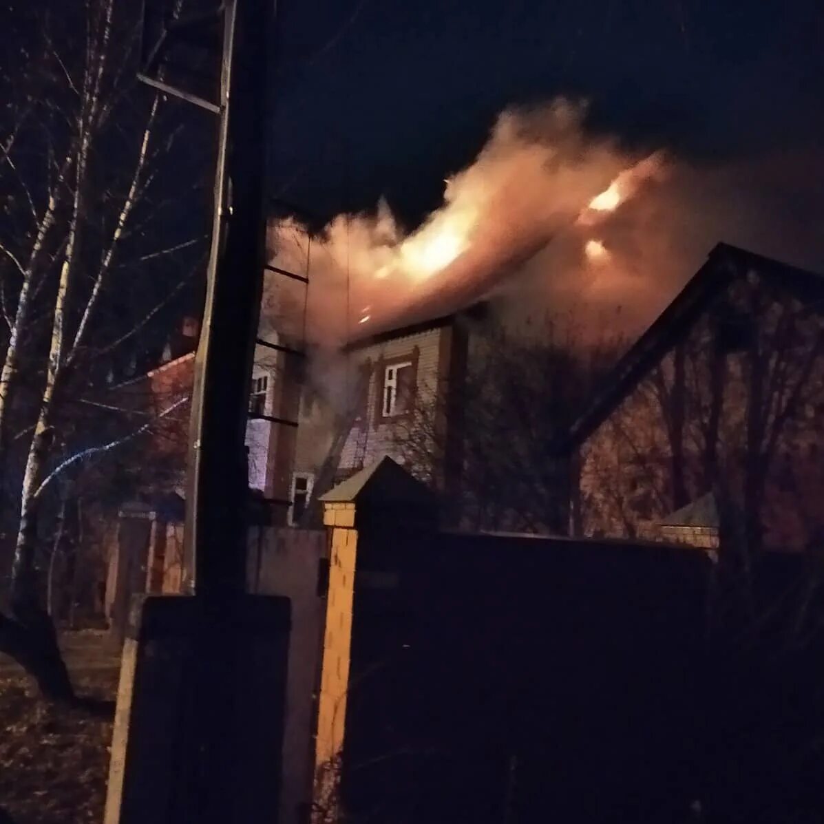 Пожар в Заволжском районе Ульяновска сегодня. ЧП Ульяновск сейчас пожар. Пожар на верхней террасе. Пожар в коттедже. Дома на верхней террасе ульяновск