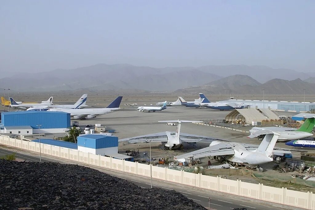 Международный аэропорт Фуджейра. Аэропорт Фуджейра ОАЭ. Fujairah International Airport самолеты. Аэропорт Фуджейра кладбище.