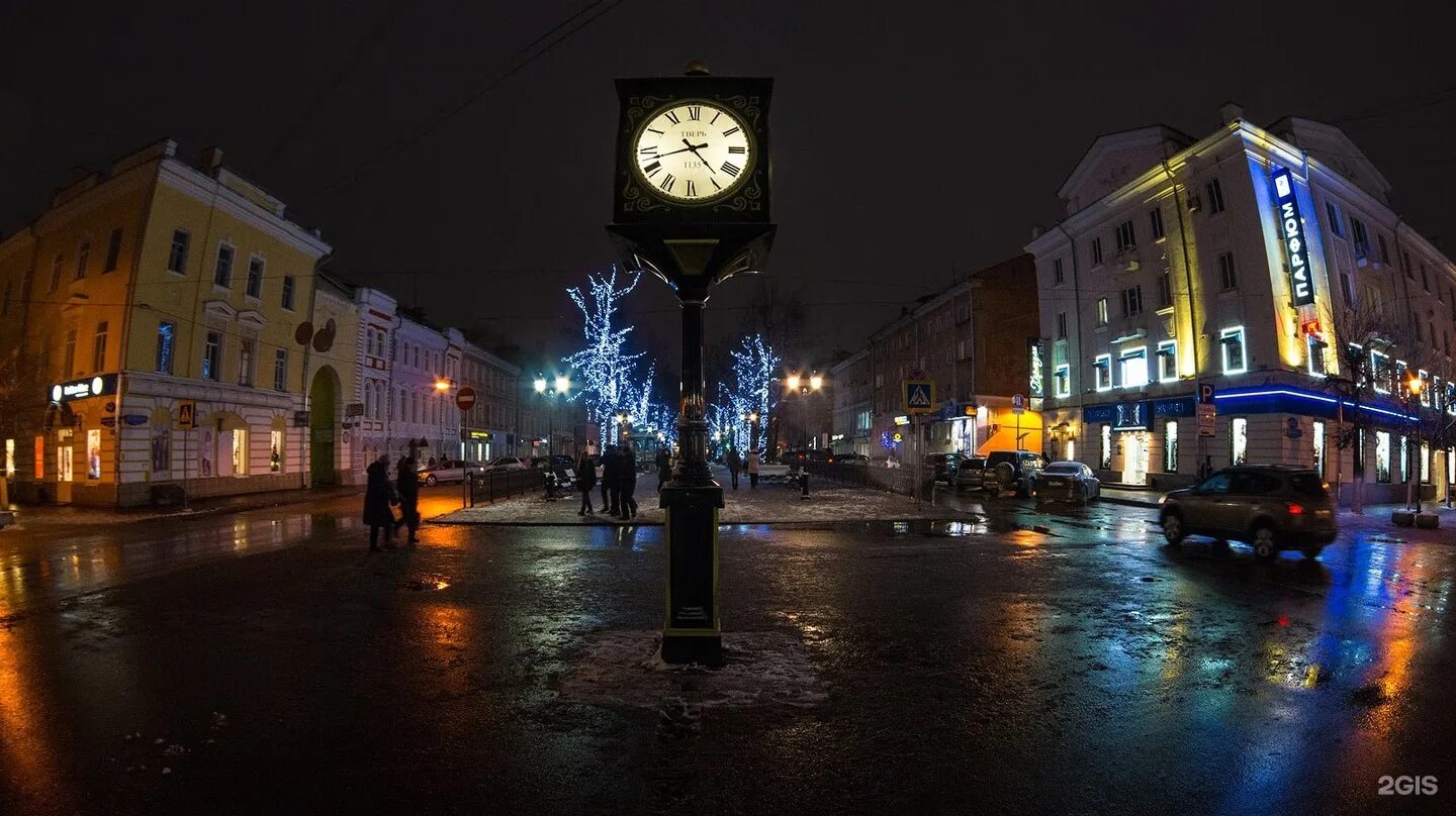 Трёхсвятская улица в Твери. Ночная Тверь Трехсвятская. Трехсвятская Тверь ночью. Тверь Трёхсвятская улица городские часы. Ул трехсвятская 6