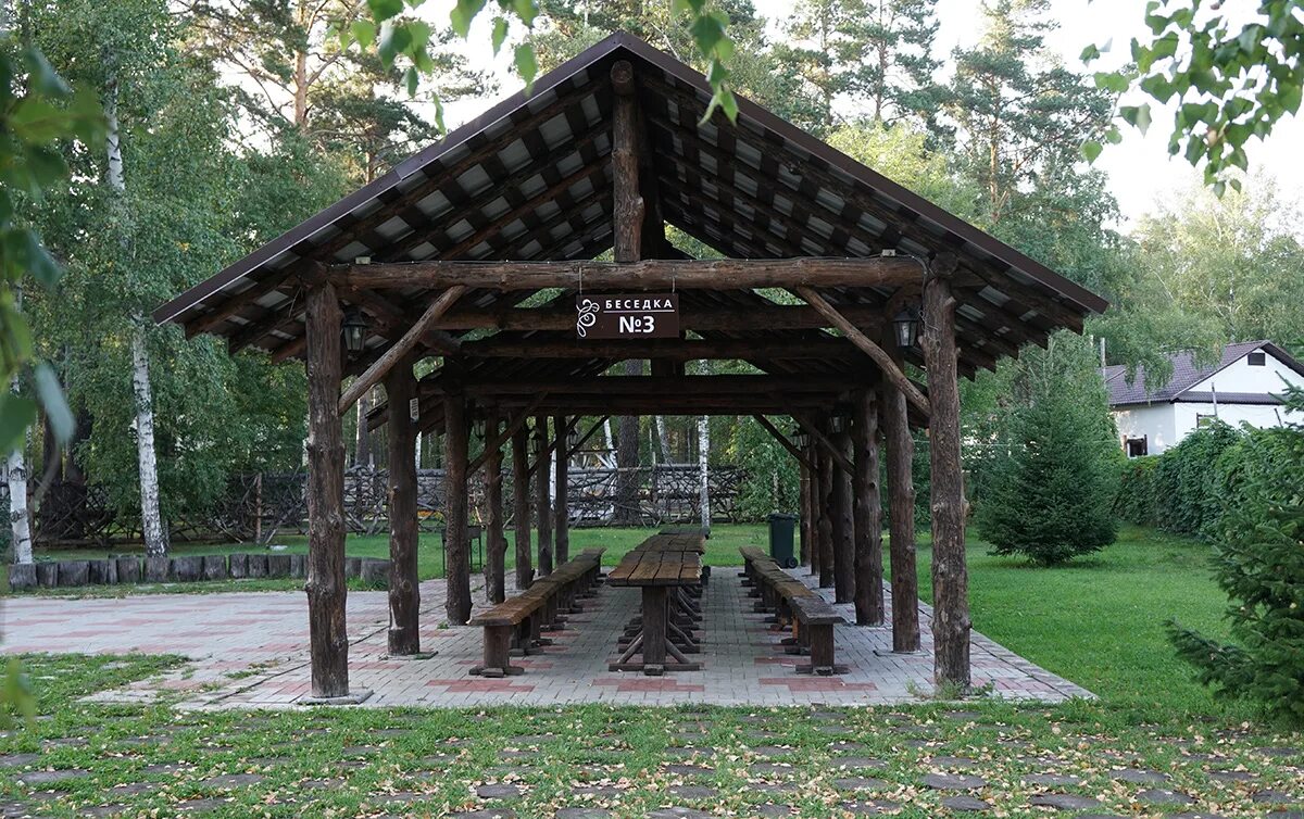 Грин парк беседка. Парк отель Чайка Барнаул. Парк-отель Чайка, поселок Борзовая Заимка. Парк Борисовские пруды беседки. Усадьба Середниково беседки.