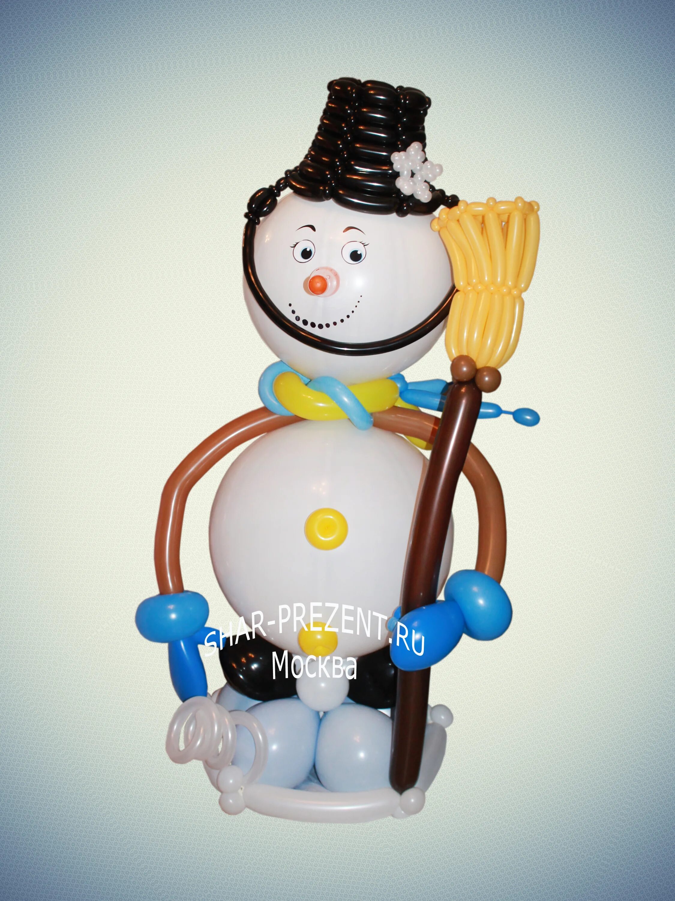 Снеговик шаров. Фигура из шаров «Снеговик». Снеговик из шаров с метлой. Новогодние фигуры из воздушных шаров. Фигуры зимние из шариков.