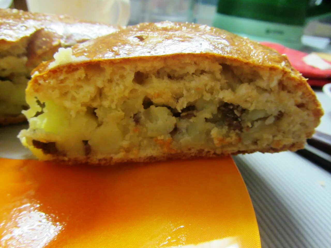 Пирог тесто из картофеля. Выпечка с мясом. мясной пирог с фаршем. мясной пирог на кефире в духовке. пирог с фаршем и картошкой тесто.