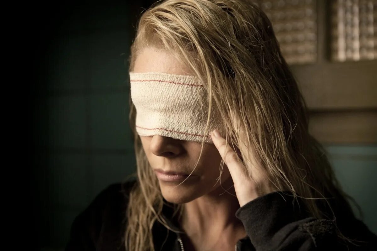 3 дня слепого. Белен Руэда прозрение. Девушка с повязкой на глазах.