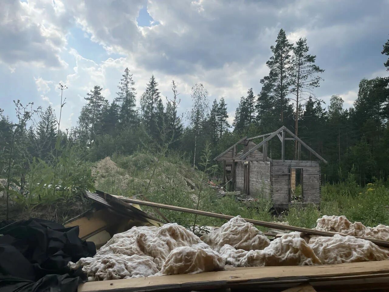 Под петербургом нашли. Под петербургом нашли. Подземная тюрьма и крематорий под петербургом. Тюрьма и крематорий под петербургом. Дом тюрьма в ленинградской области.