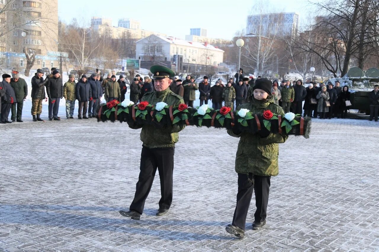 Ижевск февраль. 15 Февраля праздник. Военные цветы. 15 Февраля празднуют день.