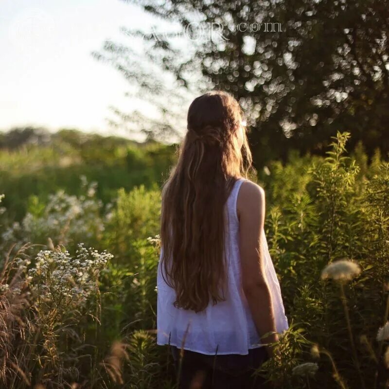 Обычная девушка со спины. Девушки стоящие спиной. Русая девушка со спины. Блондинка со спины. Девочки лет со спины.