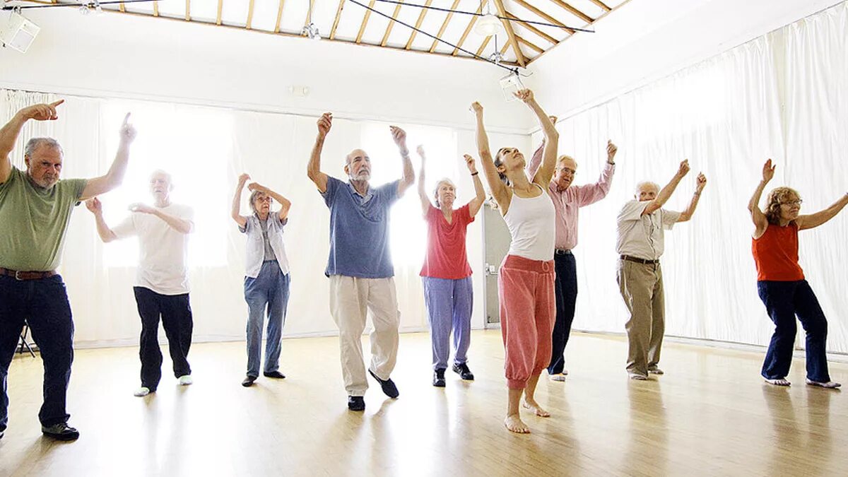 Танцы взрослые группы. Танцевально-двигательная терапия. Танцевальная терапия. Люди танцуют. Танцевальная арт терапия.