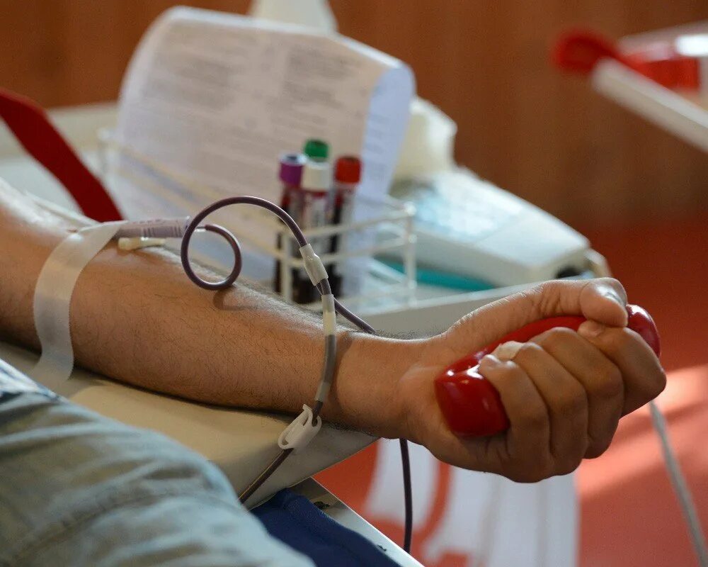 Рук донора. Донорство крови. Переливание крови донор.