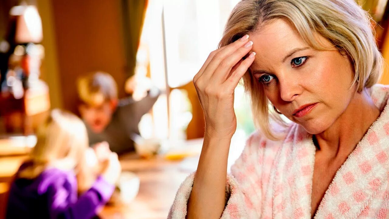 несчастная женщина с ребенком. тревожные родители. молодые родители. женщина задумалась. мама заботится о ребенке.